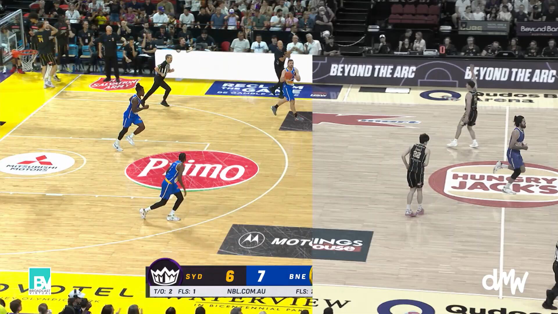 Comparaison d’une publicité physique et virtuelle lors d’un match de basketball