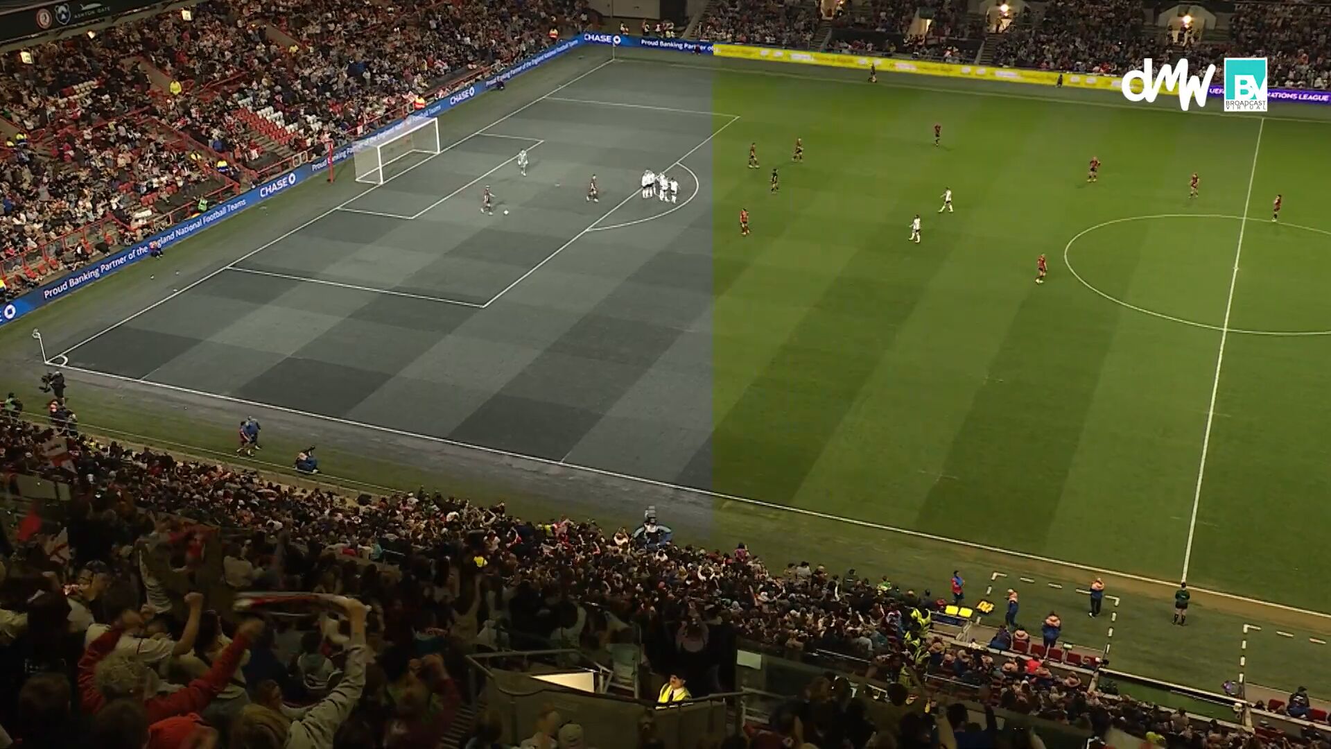 Comparaison entre panneaux LED réels et virtuels lors d’un match de football